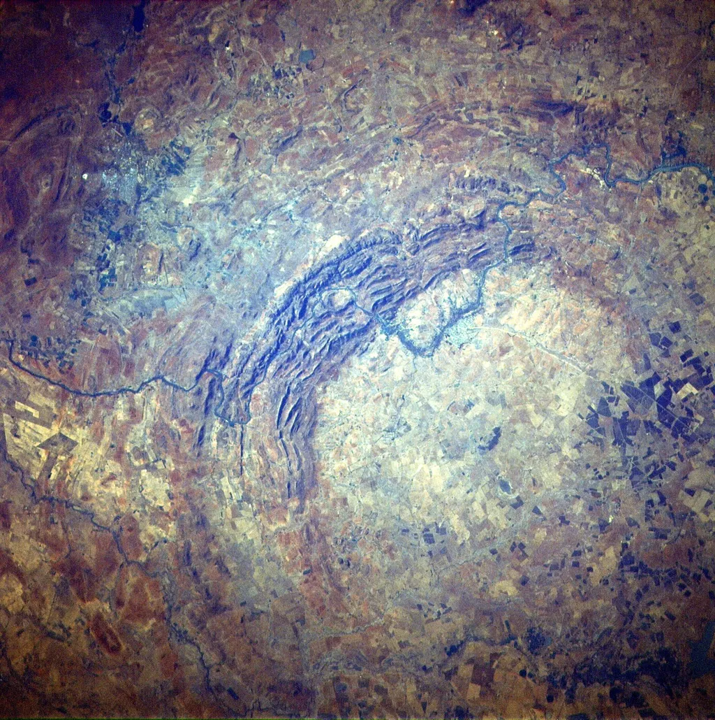 Centro da cratera Vredefort observado do espaço pelo satélite Landsat 8 (Imagem: Domínio público)