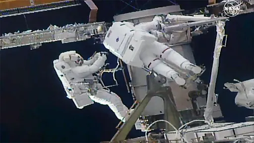 Astronautas finalizam a instalação de suporte dos novos painéis solares na ISS