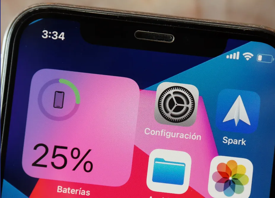 O percentual da bateria pode ser visualizado em novos locais no iOS 16, além da tela inicial (Imagem: Guadalupe Carniel/Unsplash)