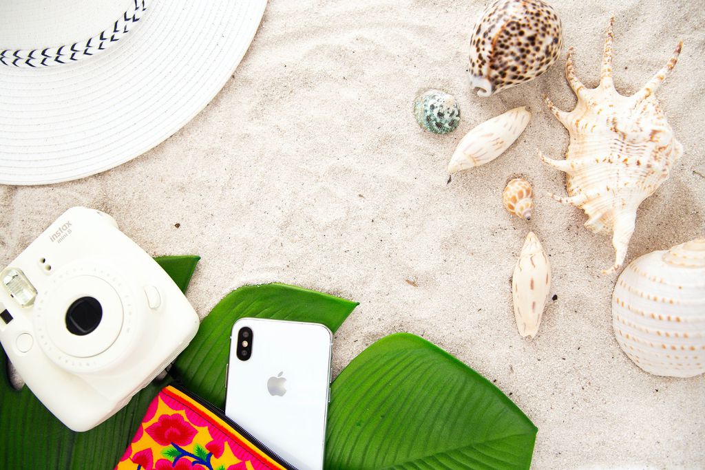 Quando estiver na praia, evite que seu celular fique exposto ao calor do sol (Imagem: Unsplash/OhTilly)