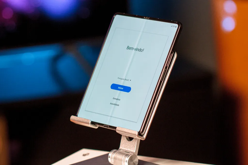 Galaxy Z Fold 3 tem tela dobrável e câmera sob o display (Imagem: Ivo/Canaltech)