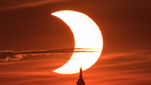Veja as fotos mais incríveis do eclipse solar desta quinta-feira (10)