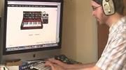 Geek usa doodle com Minimoog para reproduzir músicas do Daft Punk