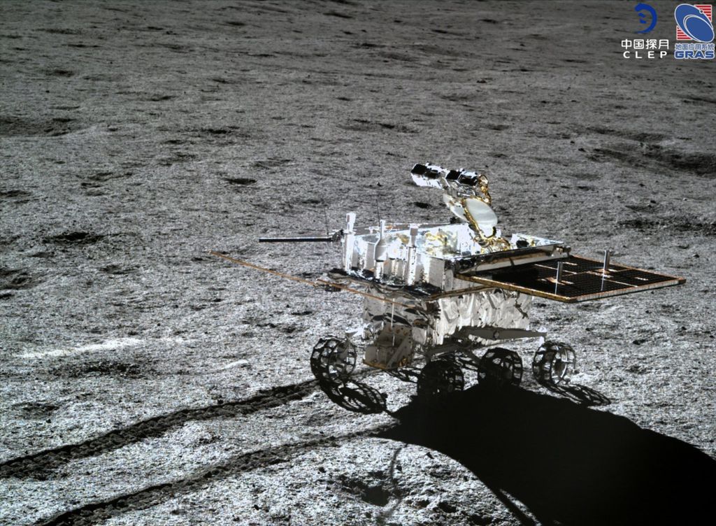 A missão do rover Yutu-2 já passa dos 2 anos de duração, sendo a mais longa já realizada na superfície da Lua (Imagem: Reprodução/CNSA/CLEP)