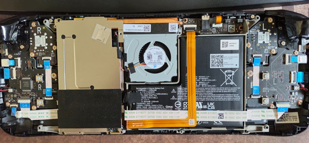 Trocar o SSD do Steam Deck base é um pouco complexo pois exige soltar uma gaiola térmica para acessar o conector da bateria e slot NVMe M.2 2230. (Imagem: Daniel Trefilio / Canaltech)