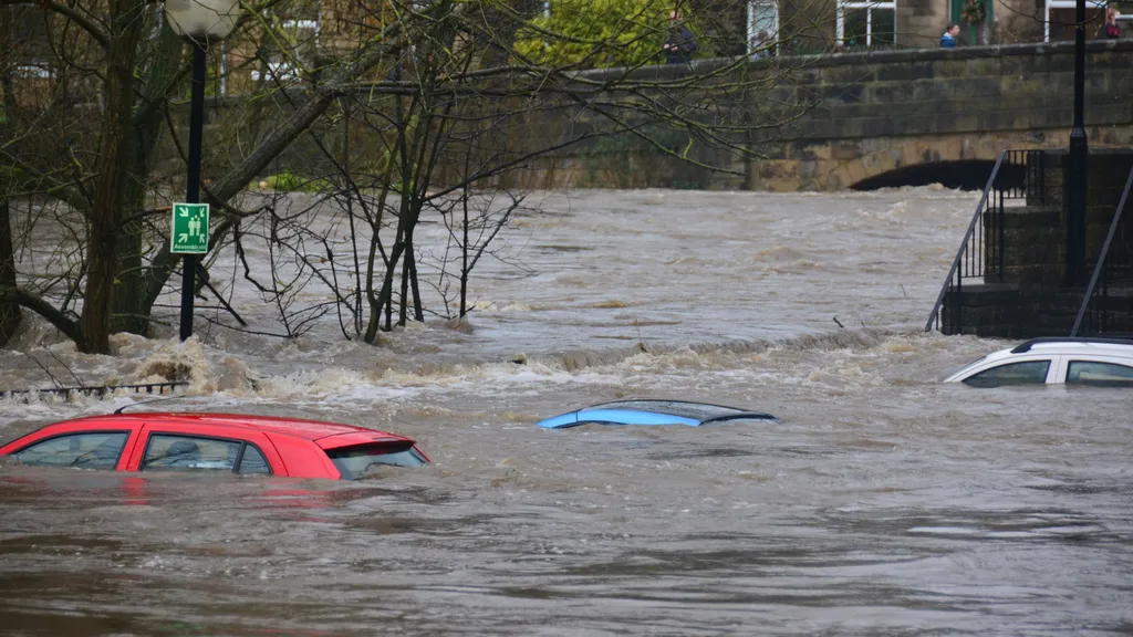 Época de chuvas torrenciais acende o alerta com relação aos danos causados pelas enchentes nos carros (Imagem: Chris Gallagher/Unsplash/CC)