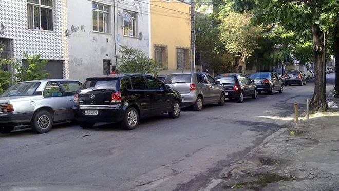 Veículos parados em fila dupla: práticas como esta podem ser denunciadas e autuadas via WhatsApp em Sorocaba, interior de São Paulo (Imagem: Reprodução/O Globo)