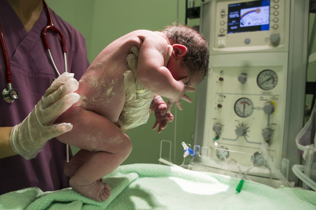 Estudo parece ter descoberto por que o parto normal é tão difícil em humanos