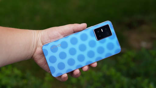 Vivo S10 exibe traseira que muda de cor ao ser exposta ao Sol em vídeo