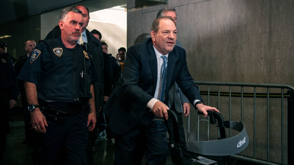 Harvey Weinstein, de andador, foi condenado por crimes de estupro em julgamento realizado em Nova York: ele pode pegar entre 5 e 30 anos de prisão (Foto: Scott Heins/Getty Images)