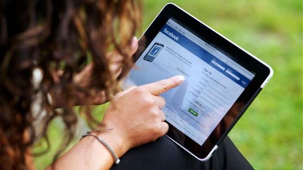 Facebook: anúncios em dispositivos móveis impulsionam receita da rede
