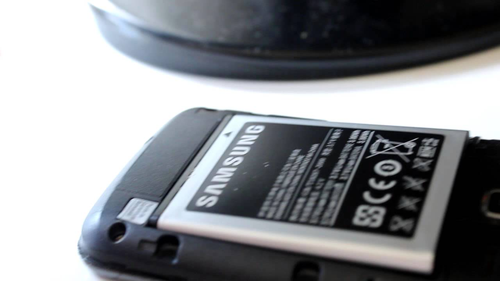 Bateria estufada em um Samsung (Foto: Reprodução/Youtube)