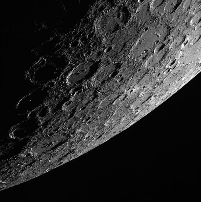 Imagem da superfície de Mercúrio feita pela MESSENGER (Imagem: Reprodução/NASA/Johns Hopkins APL/Carnegie Institution of Washington)