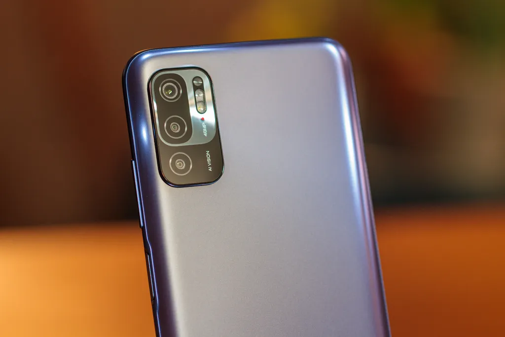 Módulo de câmeras do Redmi Note 10 5G é mais discreto, apesar de abrigar mais câmeras (Imagem: Ivo Meneghel Jr/Canaltech)