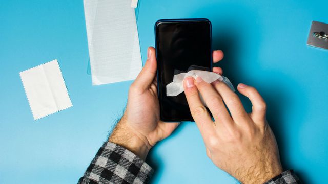 Seu smartphone é mais sujo do que o banheiro do escritório; saiba como limpá-lo