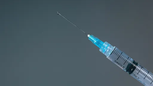 Anvisa aponta casos raros de doenças após vacinação contra COVID-19; entenda