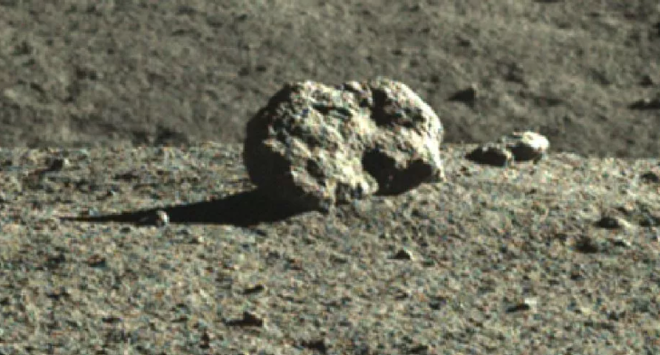 De perto, a rocha não é nada geométrica (Imagem: Reprodução/CNSA/CLEP/Our Space)