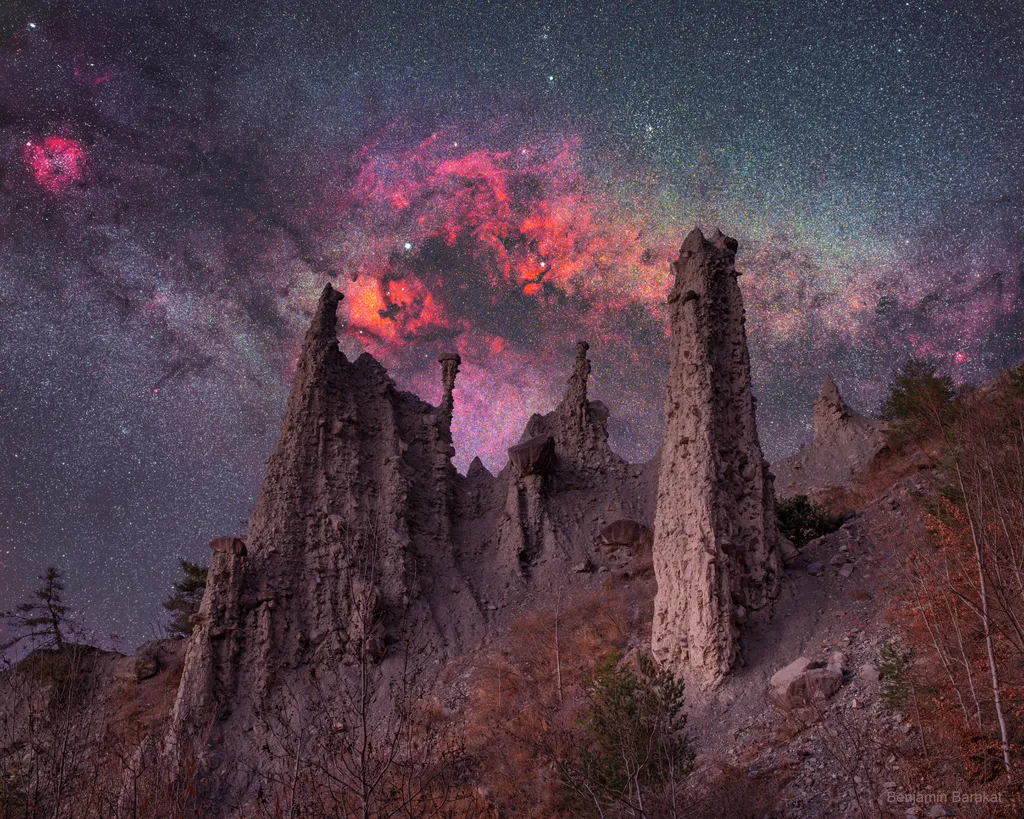 Rochas formadas há milhões de anos emolduram a Via Láctea brilhando ao fundo (Imagem: Reprodução/Benjamin Barakat)