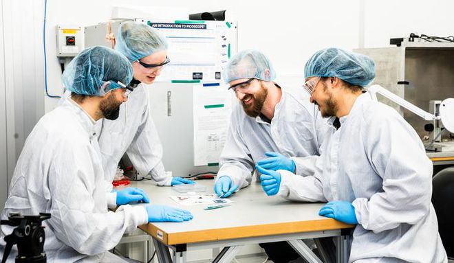 Cientistas reunidos em uma mesa