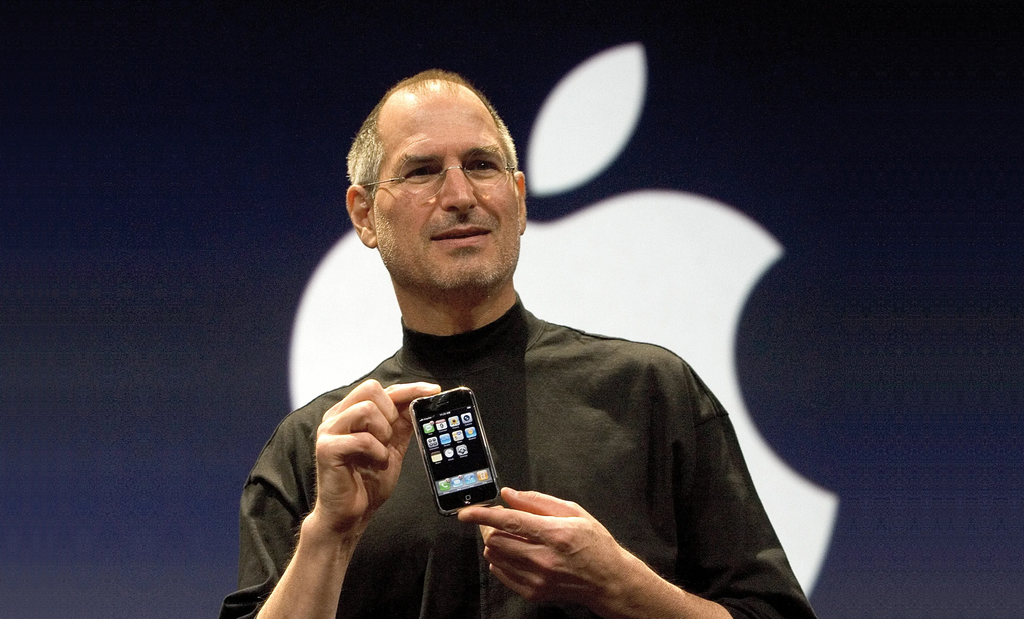 Steve Jobs na apresentação do primeiro iPhone em 2007 (Imagem: Divulgação/Apple)