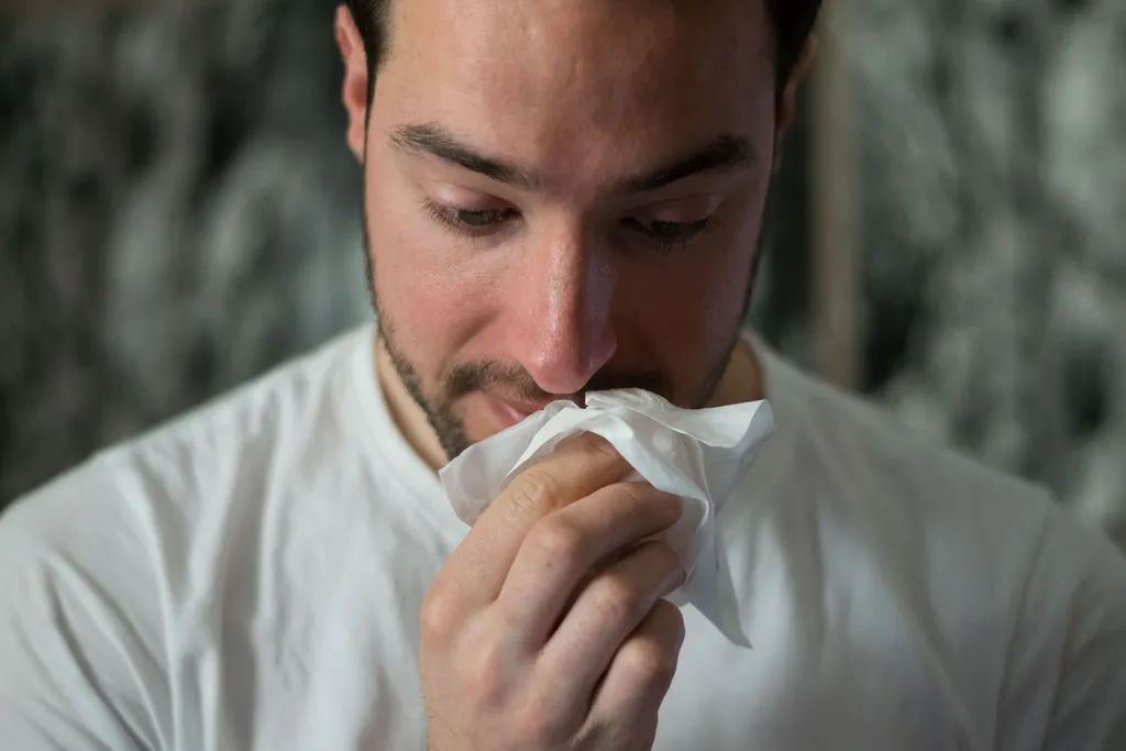 Tosse, congestão nasal e fadiga são os três principais sintomas da Ômicron em pessoas vacinadas (Imagem: Reprodução/Brittany Colette/Unsplash)