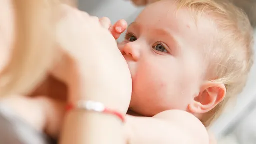 Estudo encontra compostos químicos perigosos em leite materno; entenda