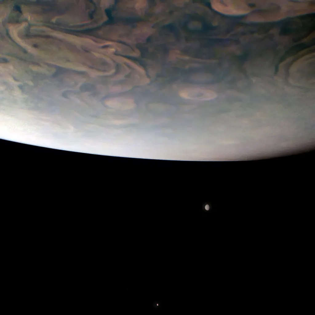 Júpiter e as luas Io (acima) e Calisto (abaixo); a foto foi feita pela sonda Juno, quando estava a 14 mil km do topo das nuvens do planeta (Imagem: Reprodução/NASA/JPL-Caltech/SwRI/MSSS/G. Eichstädt/T. Thomopoulos)