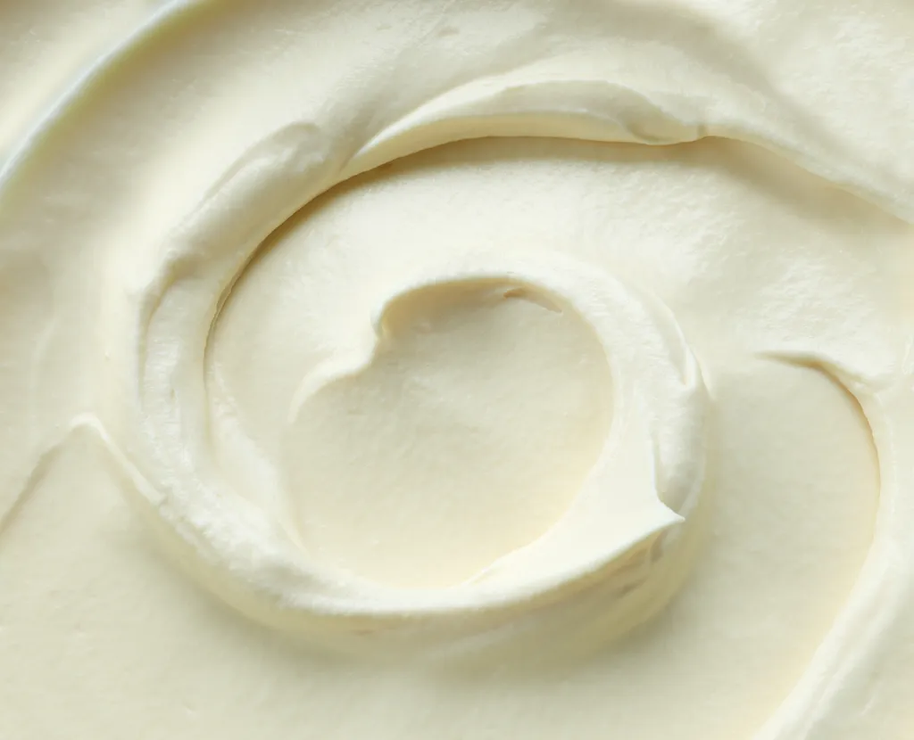 Diferente do requeijão fake, a versão tradicional tem como principal ingrediente o leite (Imagem: Magone/Envato)