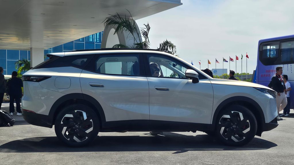 Omoda C7 visto de lado