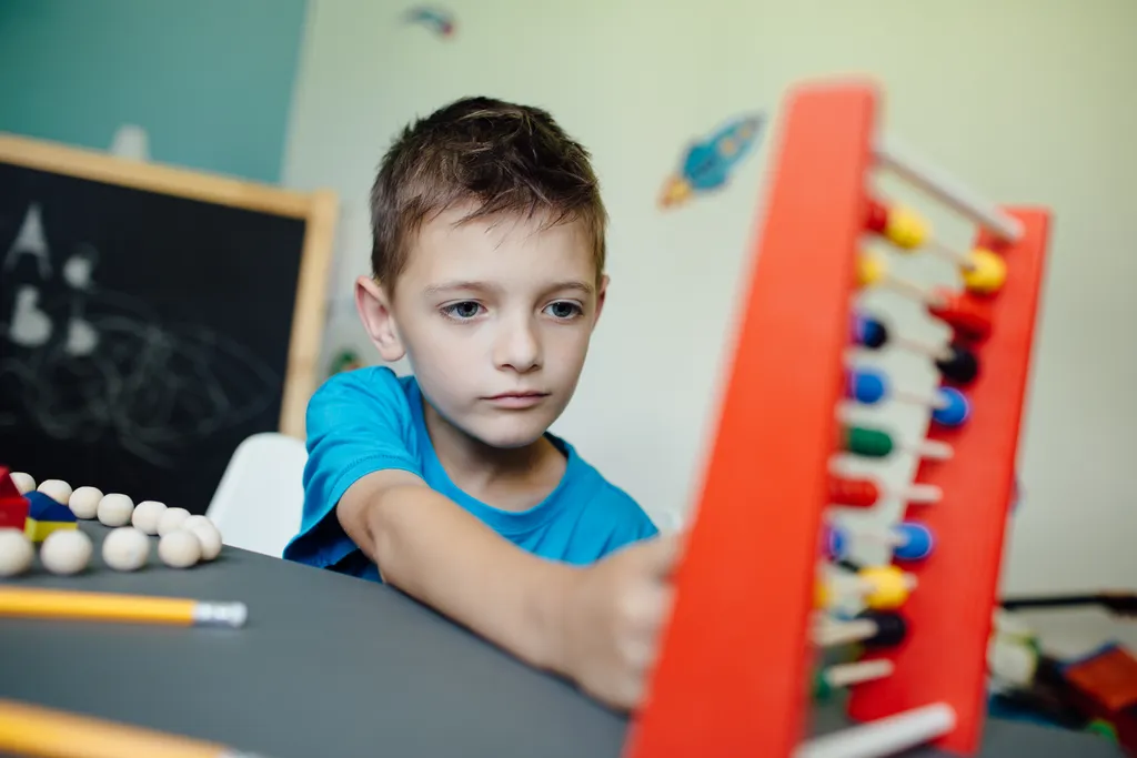 Crianças com QI elevado podem receber educação especial, o que estimula ainda mais suas potencialidades (Imagem: Newman_studio/Envato Elements)
