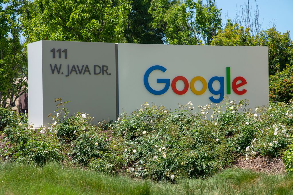 É possível saber o salário de alguns cargos do Google (Imagem: Greg Bulla/Unsplash) 