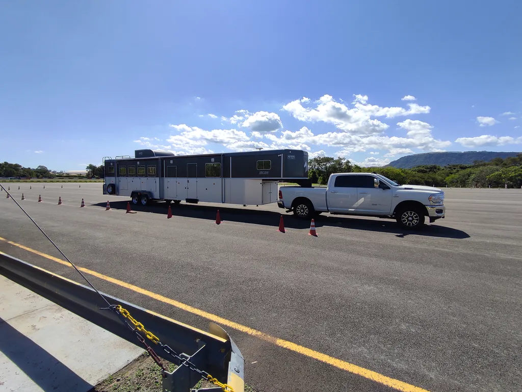 Um trailer de mais de 8 toneladas foi levado sem problemas pela RAM 3500 (Imagem: Felipe Ribeiro/Canaltech)