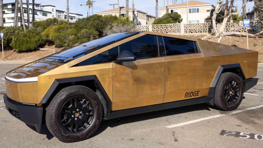 Tesla Cybertruck banhada a ouro