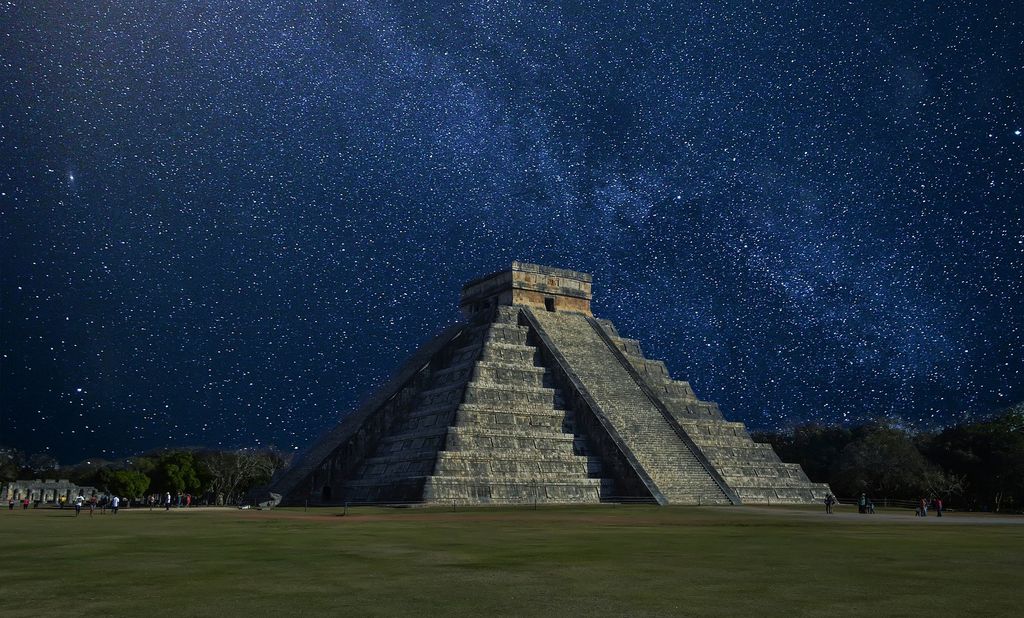 No caso da mitologia da civilização maia, o céu era representado pelo velho curandeiro Itzamna, que também era a divindade relacionada ao dia e à noite (Imagem: Reprodução/Walkerssk/Pixabay)