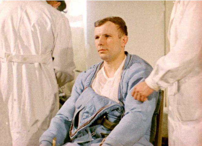 Yuri Gagarin vestindo sua roupa com proteção térmica (Imagem: Reprodução/ESA/alldayru.com)