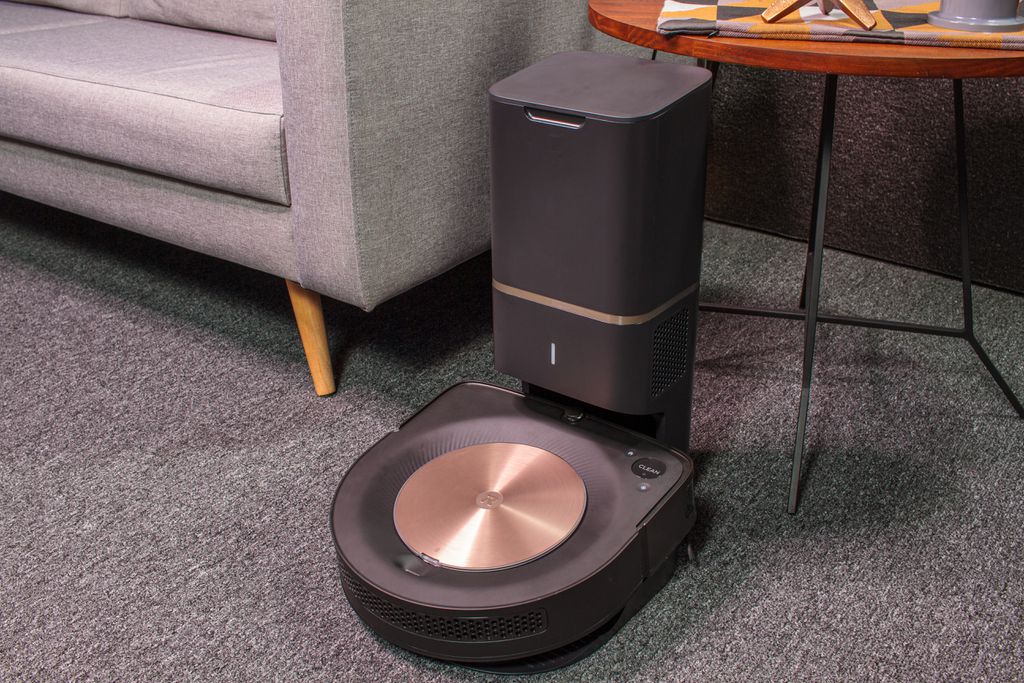 O Roomba S9+ tem uma base que esvazia automaticamente a recipiente de sujeira do robô (Imagem: Ivo/Canaltech)