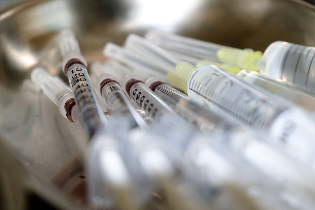 O mundo inteiro está motivado a encontrar uma vacina que ajude na luta contra a COVID-19 (Imagem: Reprodução/Pixabay)