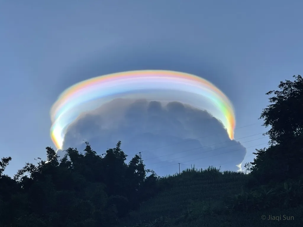Nuvem iridescente fotografada na província Yunnan, na China (Imagem: Reprodução/Jiaqi Sun (孙嘉琪)