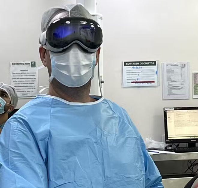 Médico brasileiro uso Apple Vision Pro durante cirurgia de artroscopia por vídeo (Imagem: Divulgação/Hospital Jaraguá)