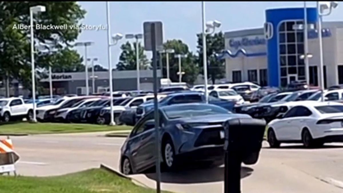 Rua "se revolta" com calor extremo e arremessa Corolla pelos ares; assista