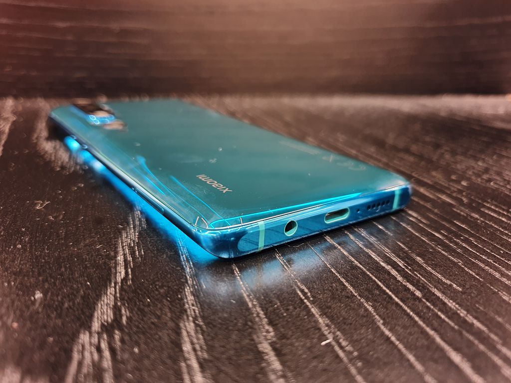 Mi Note 10 tem aparência que lembra bastante o Huawei P30 Pro (Foto: Felipe Junqueira/Canaltech)