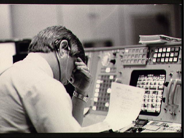 Central de controle da missão após anúncio da tragédia (Imagem: Reprodução/NASA)