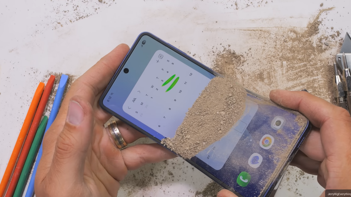 Galaxy Z Flip 7 passa por teste extremo de durabilidade; veja como ele se saiu