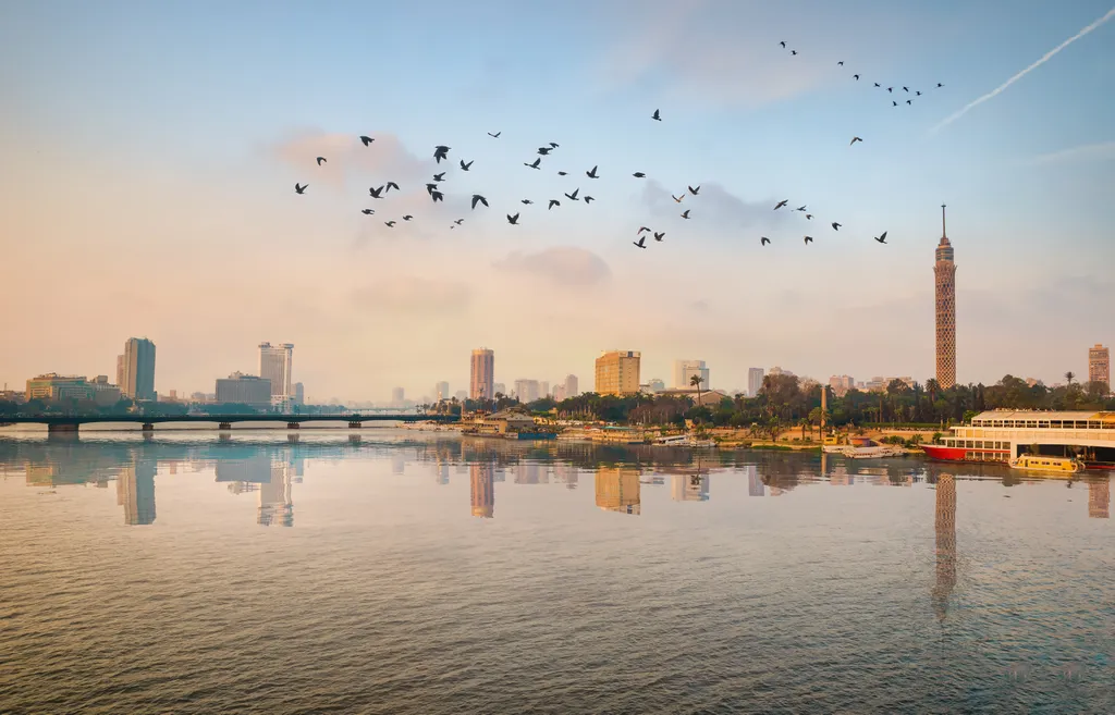 Nilo banhando a cidade do Cairo, capital do Egito. O descarte da água não-tratada no rio vêm ameaçando um dos corpos d'água mais icônicos da história (Imagem: Givaga/envato)