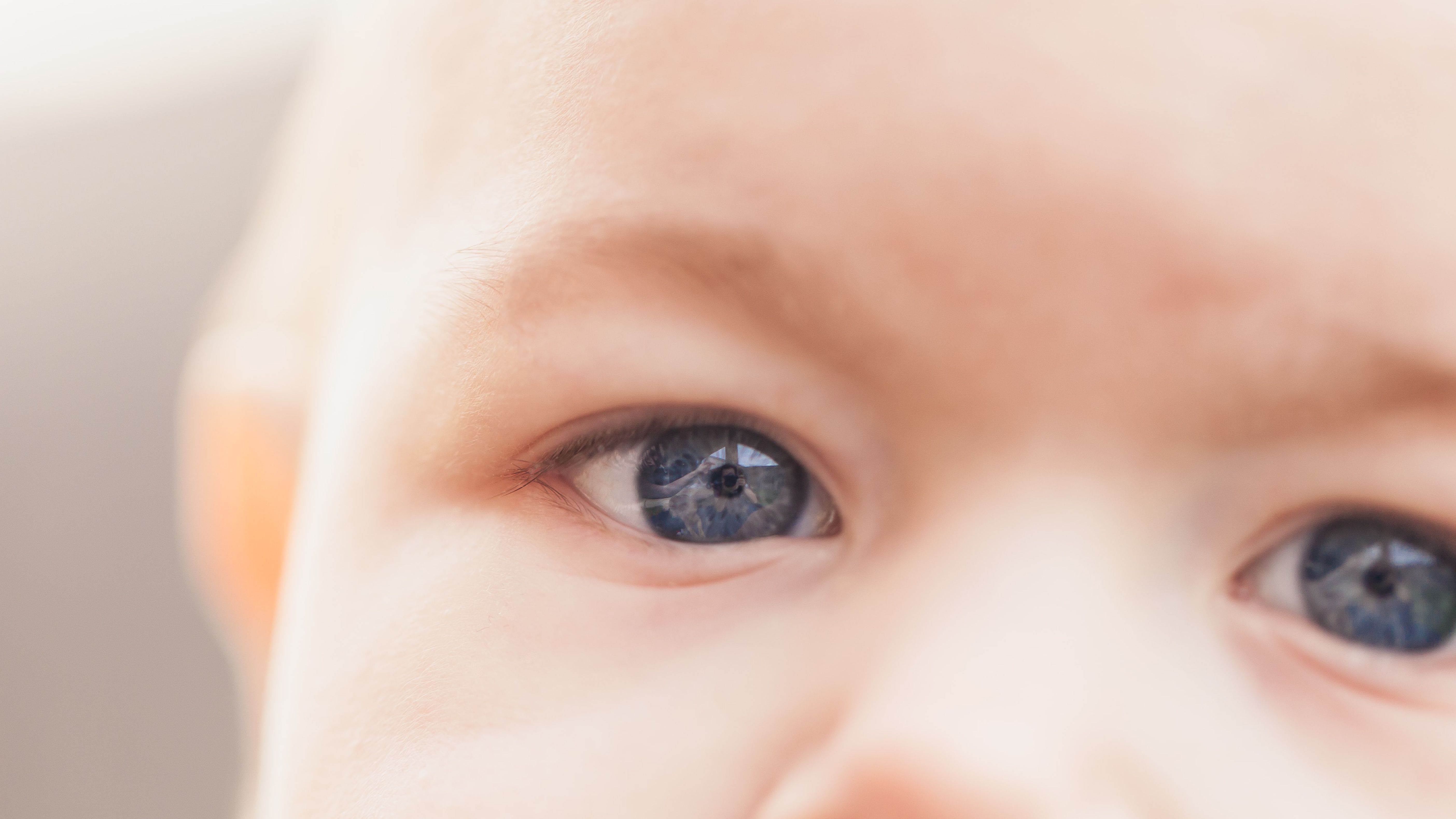 Ребенок температура слезятся глаза. Глаза ребенка. Глаза ребенка крупным планом. Глаза у новорожденных. Глаза новорожденного ребенка.