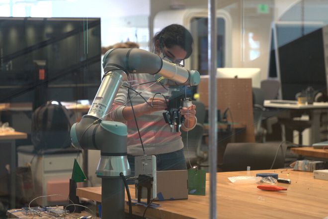 Braço robótico usa radiofrequência para localizar objetos (Imagem: Reprodução/MIT)