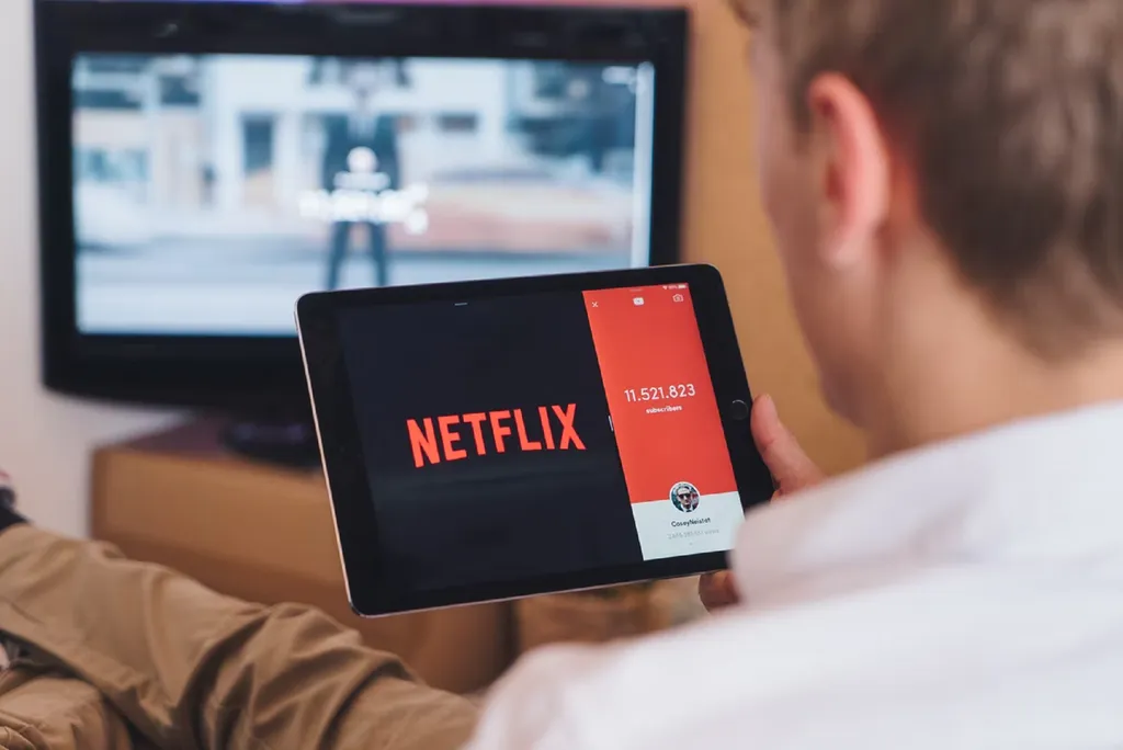 Netflix está investindo em planos mais baratos suportados por publicidade a fim de atrair mais clientes (Imagem: Reprodução/Unsplash/CardMapr.nl)