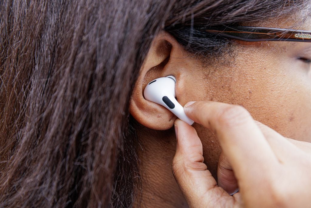 Novos AirPods devem trazer câmeras infravermelho para detectar movimentações (Imagem: Ivo Meneghel Jr./Canaltech)