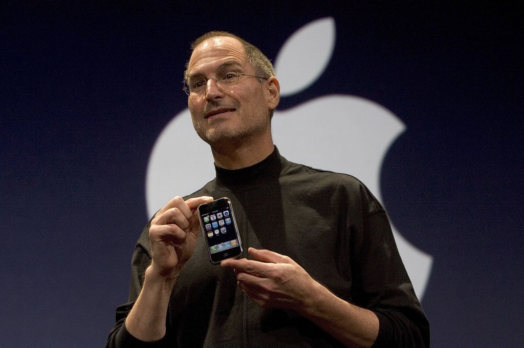 Steve Jobs, cofundador e antigo CEO da Apple, anuncia o iPhone 2G em conferência. Jobs faleceu em outubro de 2011, vítima de câncer pancreático (Imagem: TIME.com)