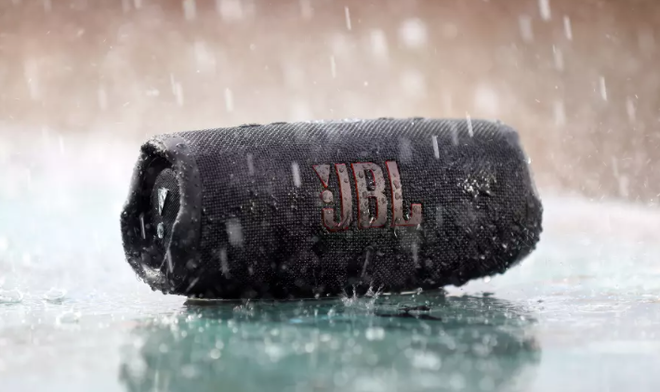 JBL Charge 5 tem certificação contra poeira e submersão em até um metro (Imagem: Divulgação/JBL)